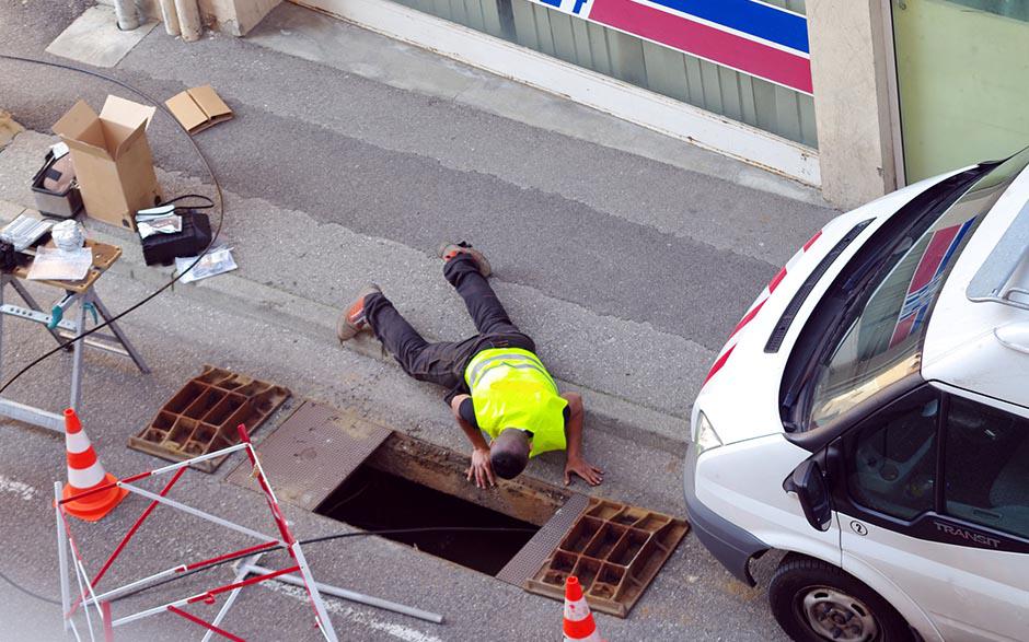 comment déboucher un wc avec une bouteille Paris 17