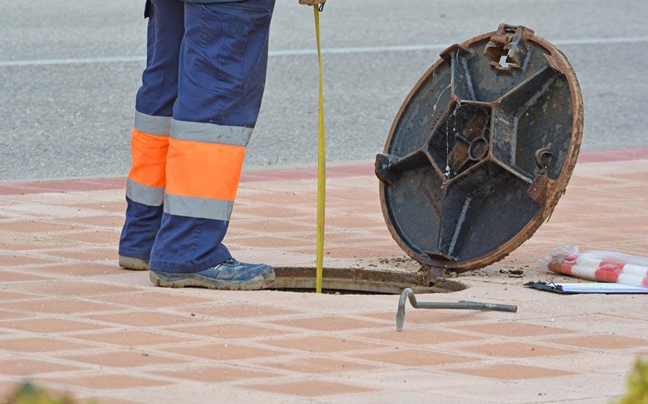 comment déboucher un wc avec une bouteille Paris 17